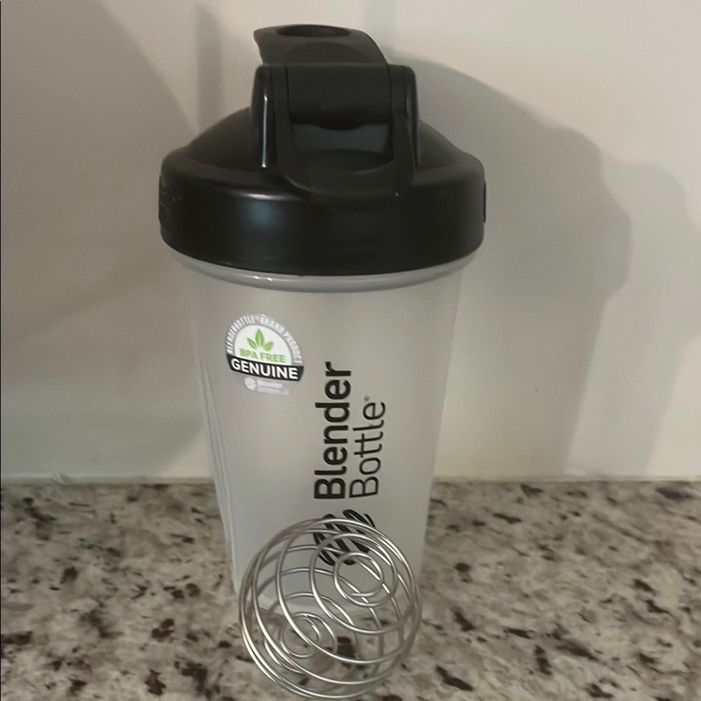 Blender Bottle Shaker with Black Lid.  NEW